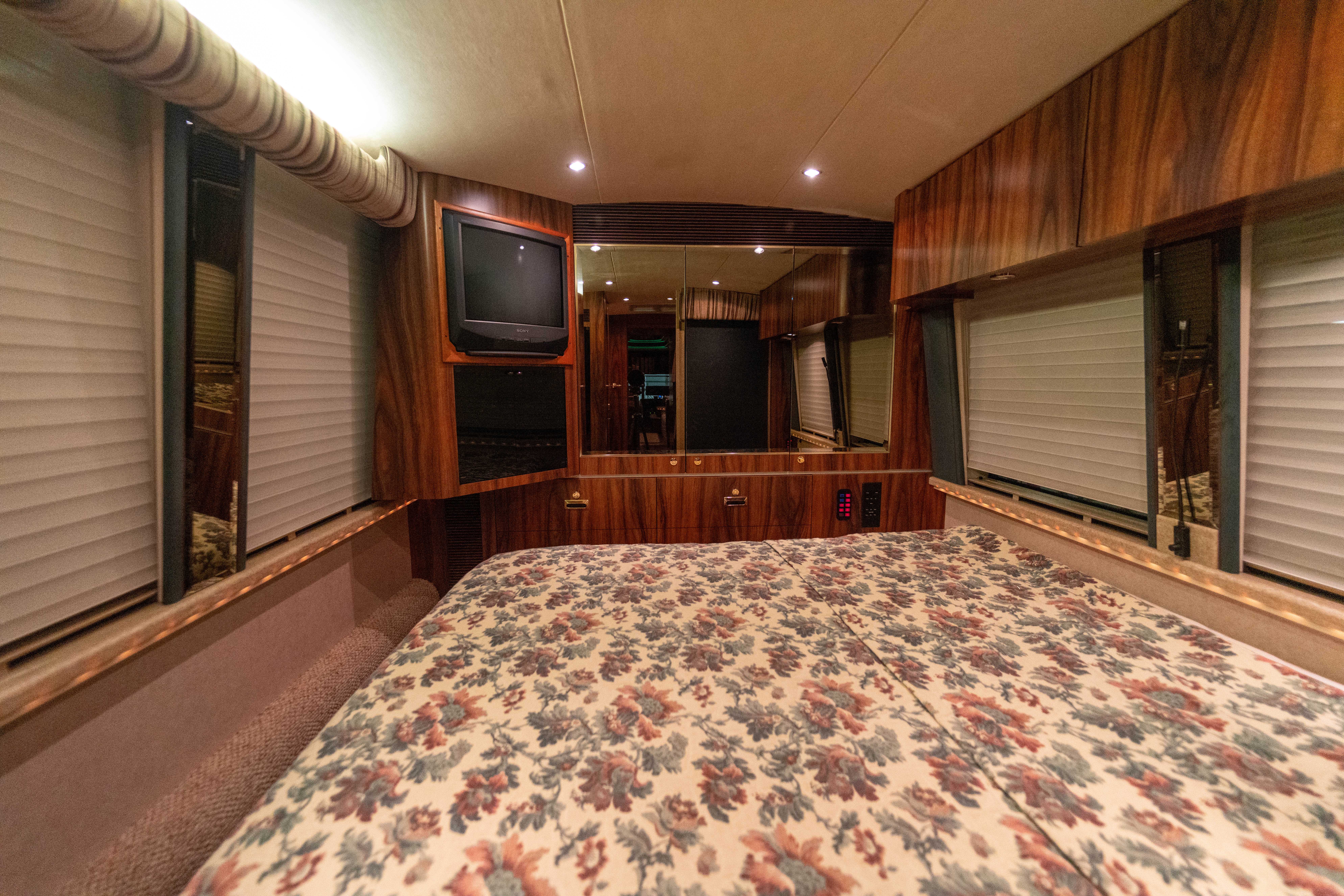 luxury-rv-marathon-coach-0363-interior